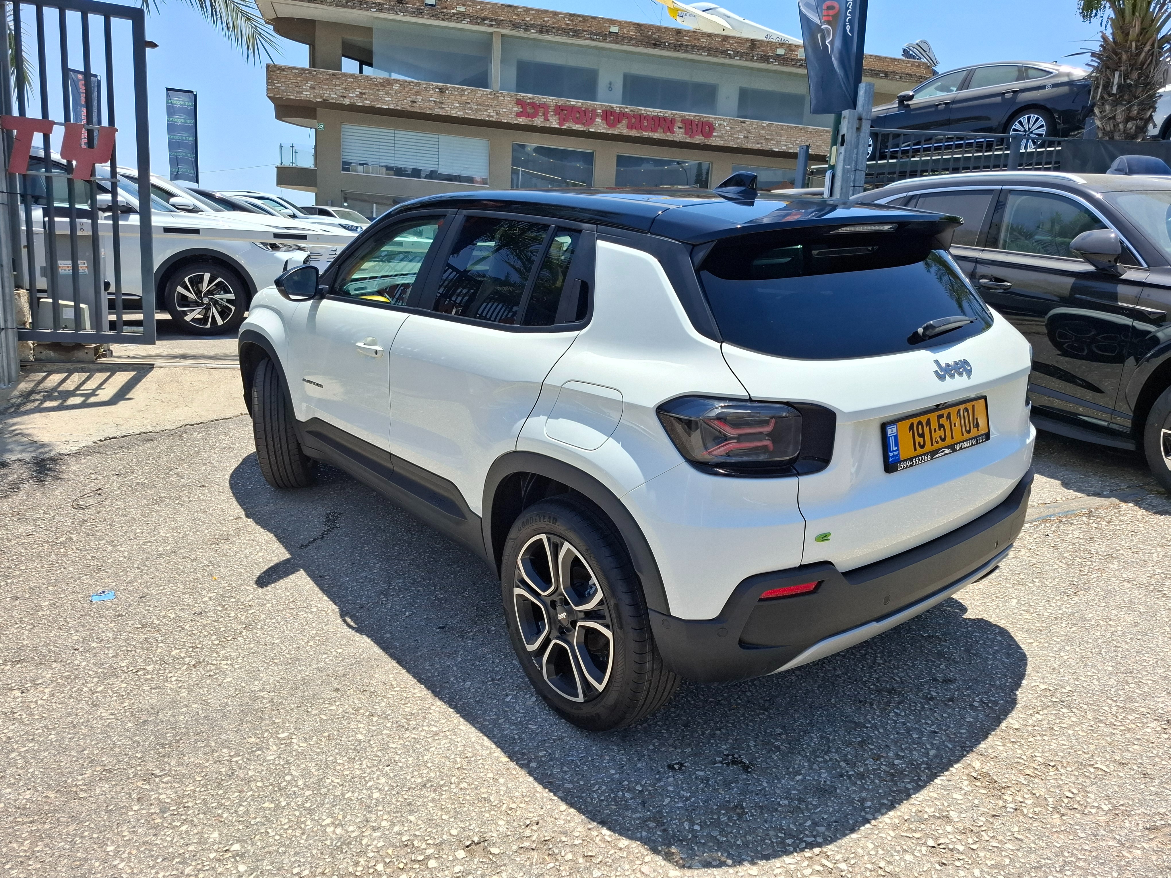 תמונות רכב ג'יפ AVENGER