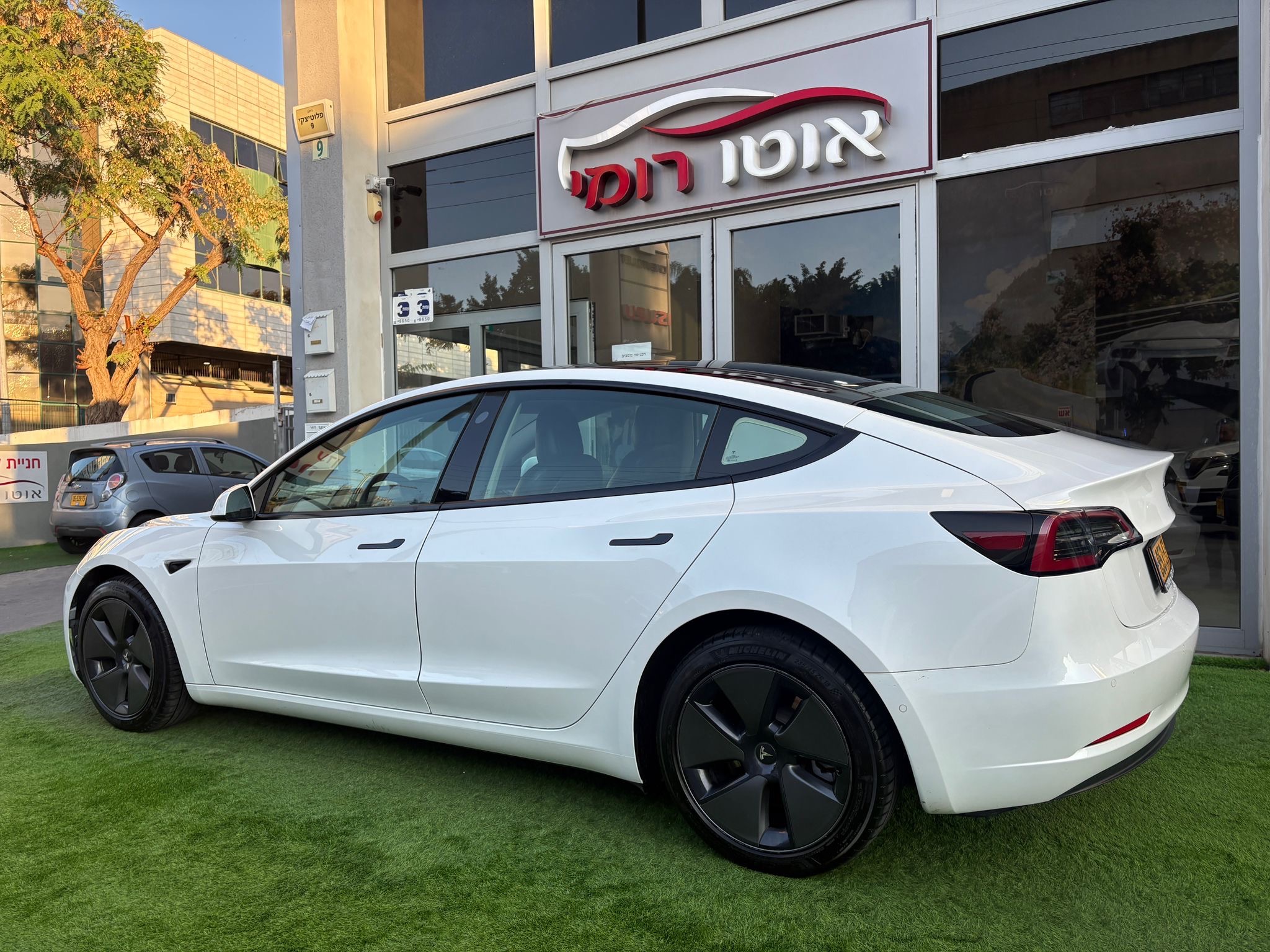 תמונות רכב טסלה MODEL 3