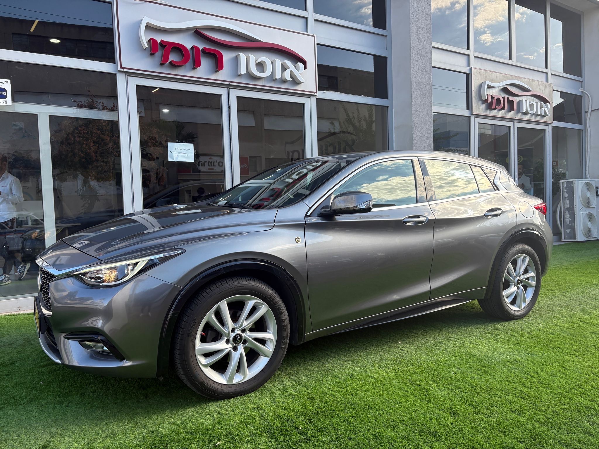 אינפיניטי, Q30