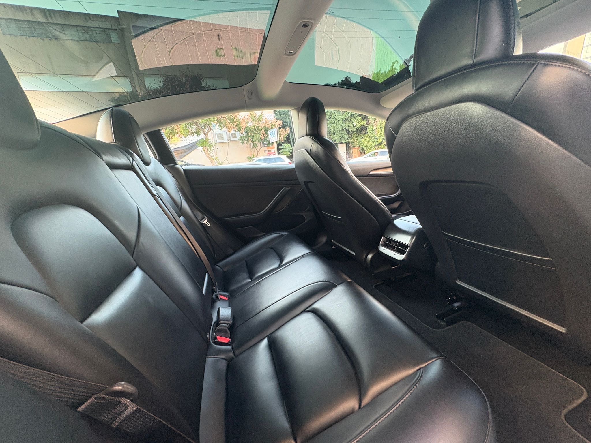 תמונות רכב טסלה MODEL 3