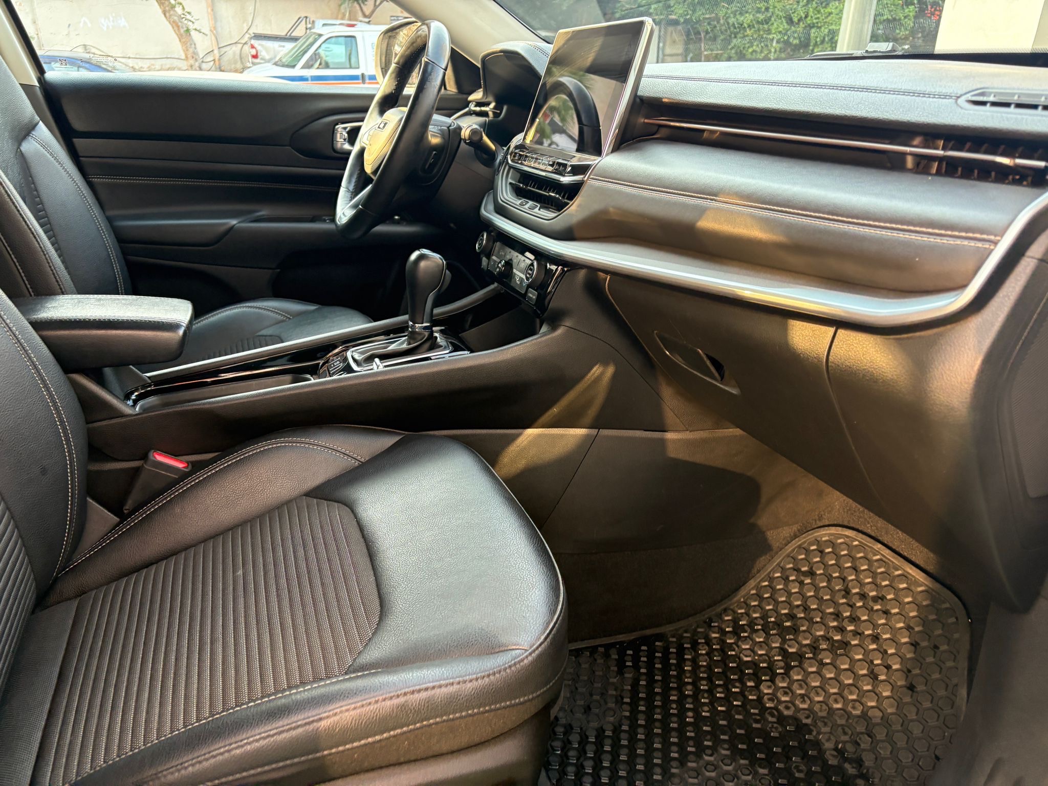 תמונות רכב ג'יפ קומפאס