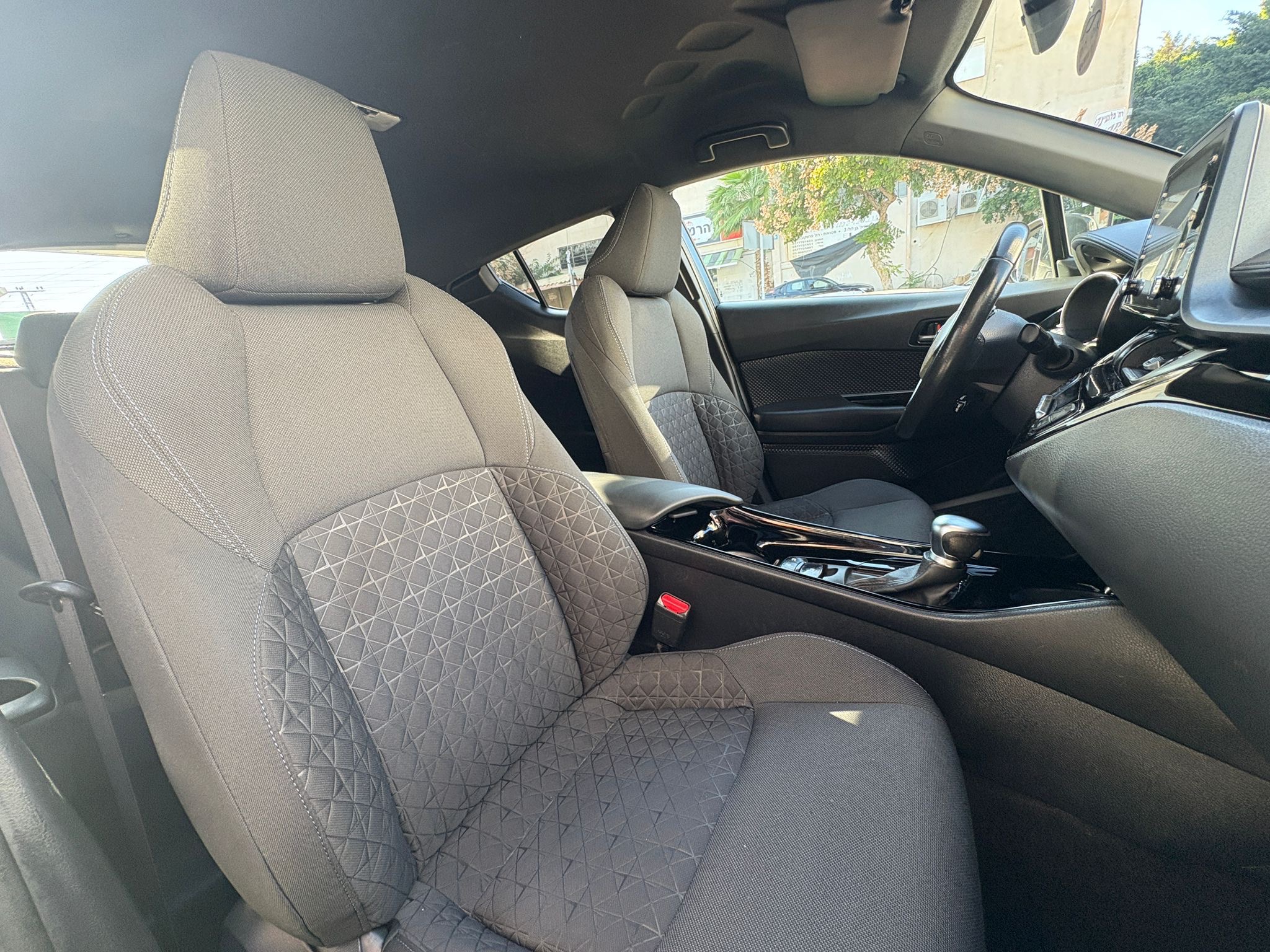 תמונות רכב טויוטה C-HR