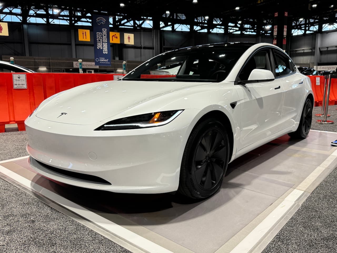תמונות רכב טסלה MODEL 3