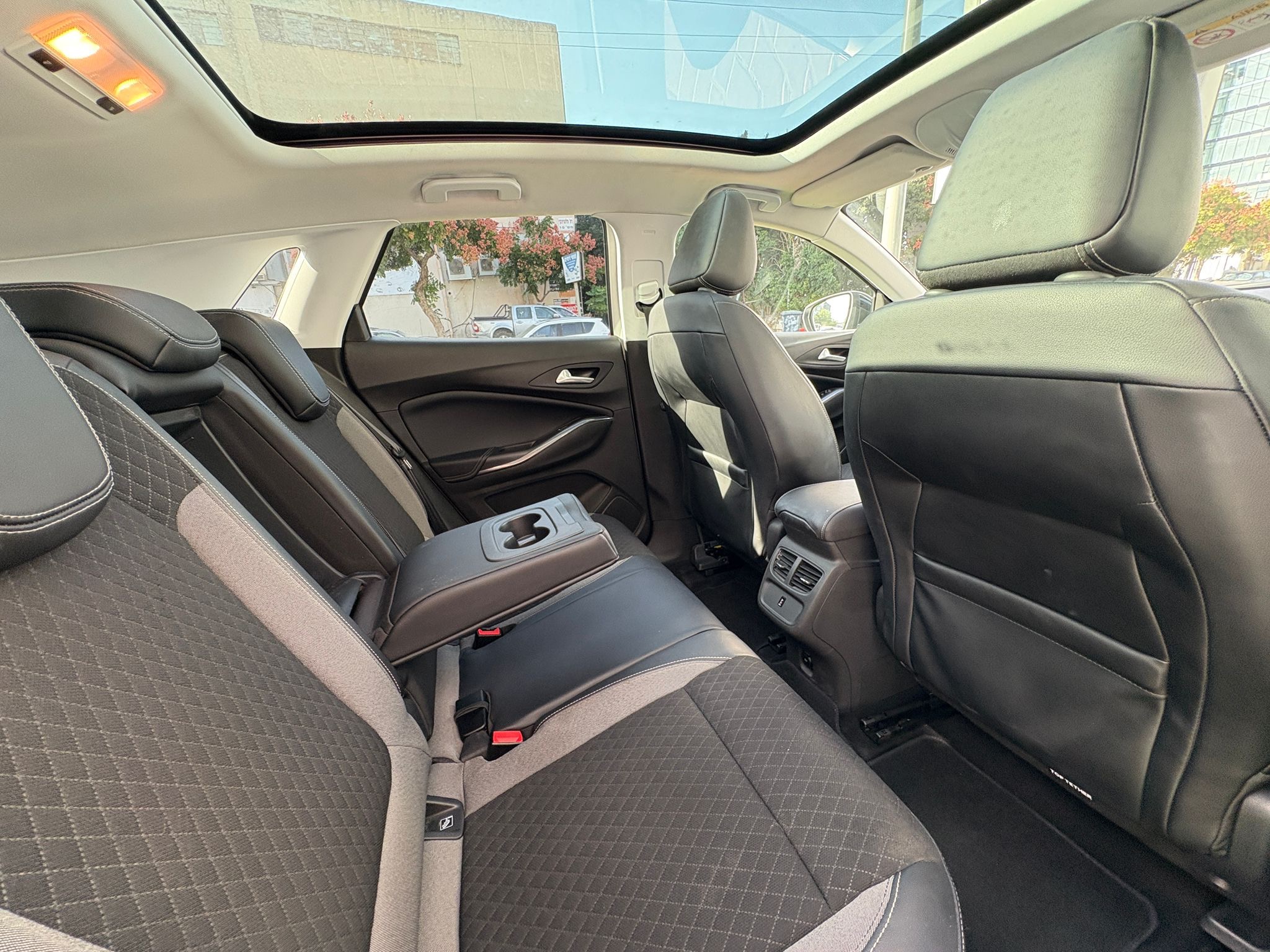 תמונות רכב אופל גרנדלנד-X