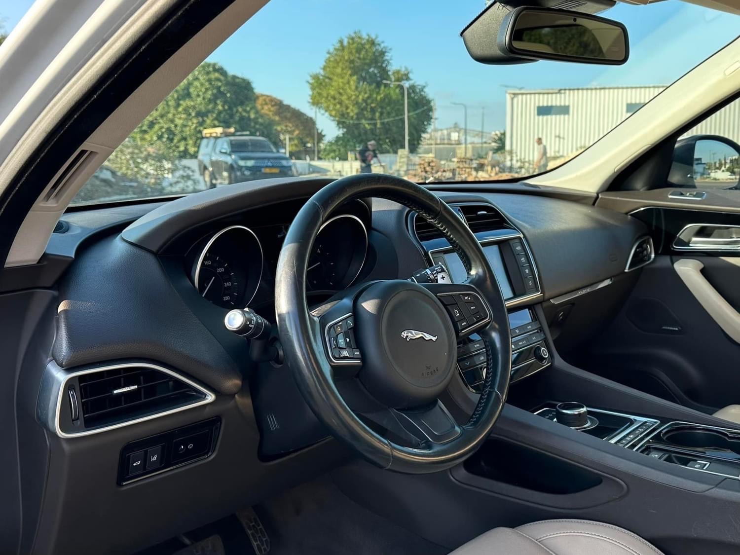 תמונות רכב יגואר F-PACE