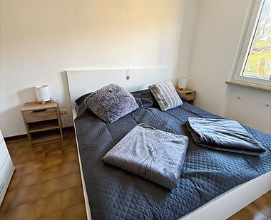Schlafzimmer mit Doppelbett 