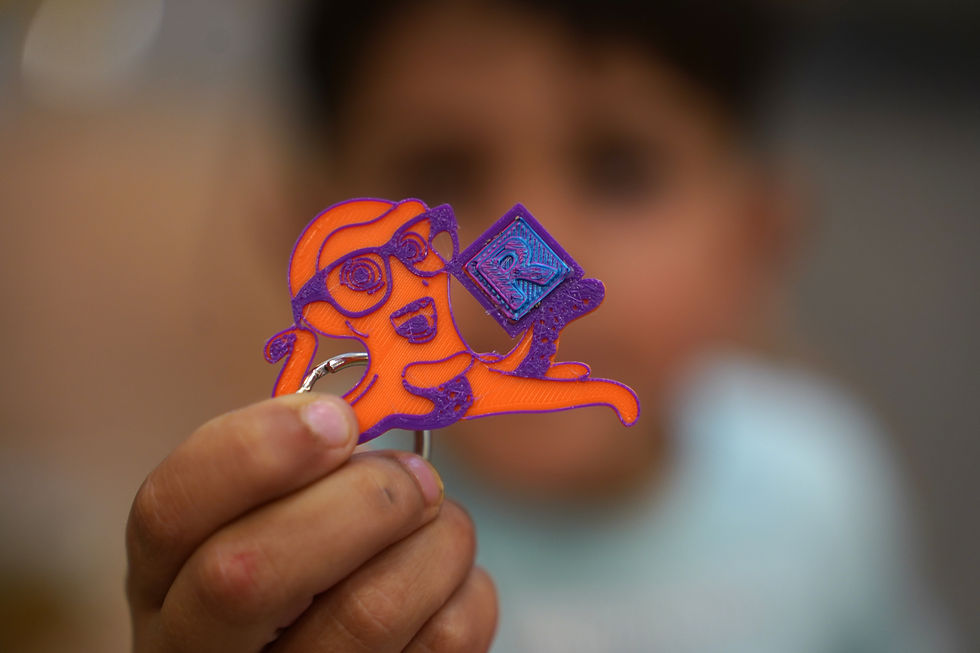 Kind print eigen 3D-sleutelhanger tijdens opening Bibliotheek Werkendam met 3dindeklas