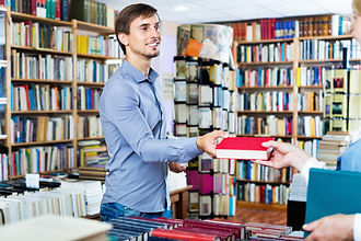Mann kauft Buch