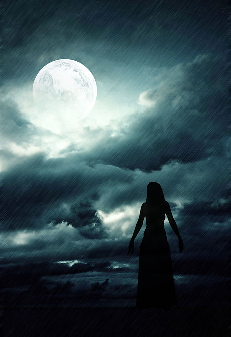Dunkle Frau schaut zum Mond