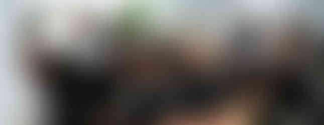 Visitantes prestigiando obras na exposição do Salão Nacional de Arte Cerâmica de Campo Largo