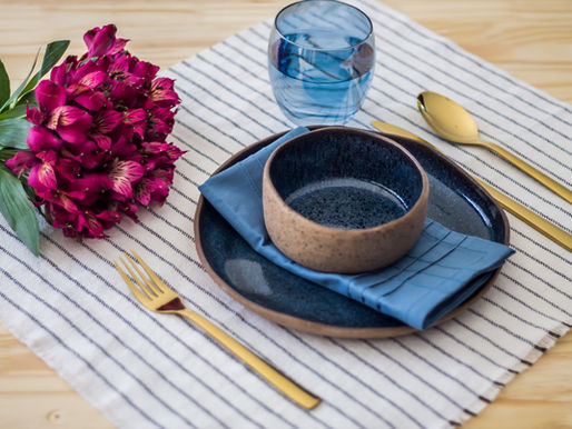Mesa posta elegante com peças artesanais de cerâmica