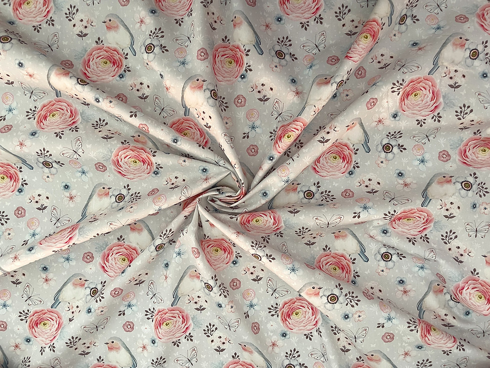 heller Baumwollstoff mit Blumen und Rotkehlchen