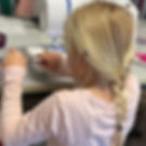 Mädchen mit selbst genähter Kleidung auf Laufsteg, lächelt, breitet Arme aus, hat Flügelärmel