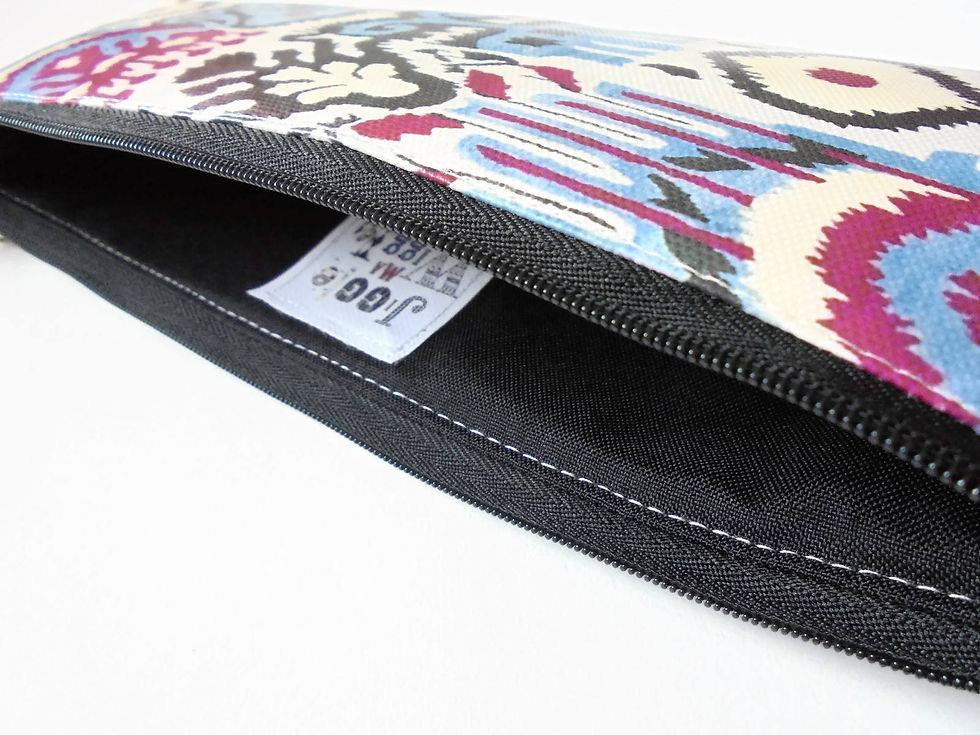 Küçük resim: Berry  iKat vegan vinyl pencil case.