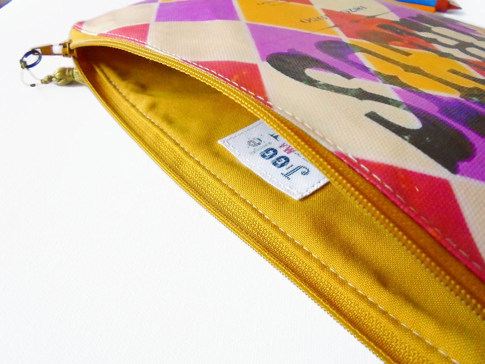 Küçük resim: Vintage circus hanging vegan cosmetic bag, faux leather toiletries pouch.