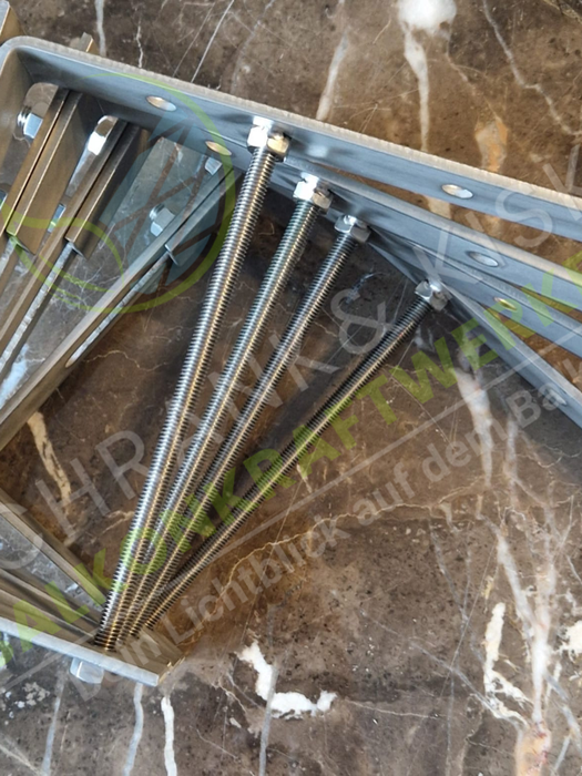 Edelstahl Winkel 4mm für eckiges Balkongeländer, verschraubbare Halterung zur stabilen Balkonkraftwerk-Montage.