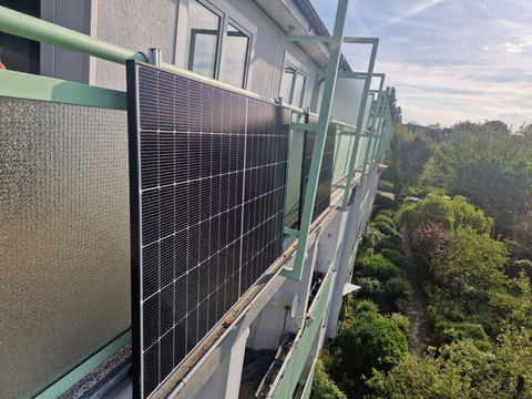 Balkonkraftwerk Montage beim Kunden mit 2 Solarmodulen. Insgesamt 850 Watt und Speicher 1,6 Kwh.