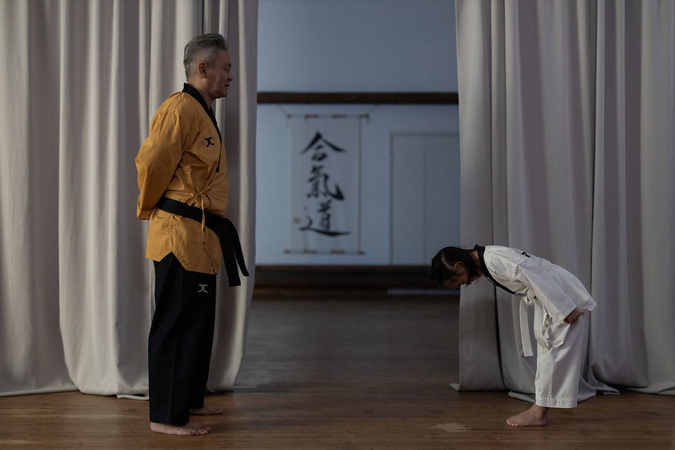 Une petite fille en kimono qui salut son professeur