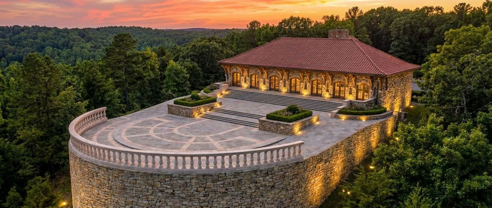 Bâtiment élégant avec un magnifique coucher de soleil en arrière-plan. Mont Royal