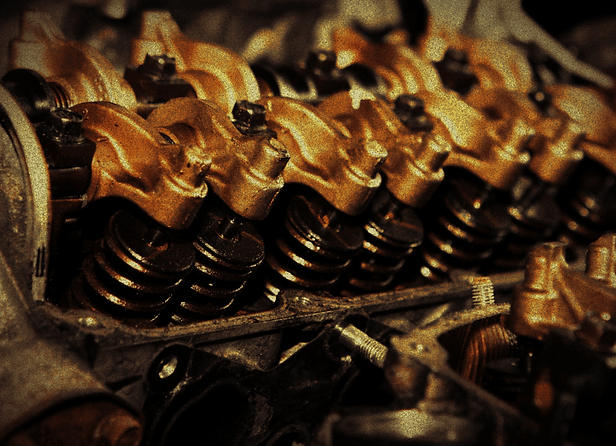 Nahaufnahme von geölten Ventilen in einem Motor 