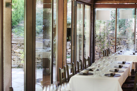: Comedor rústico y acogedor del Restaurante O Castelo en Ribeira Sacra, Galicia.