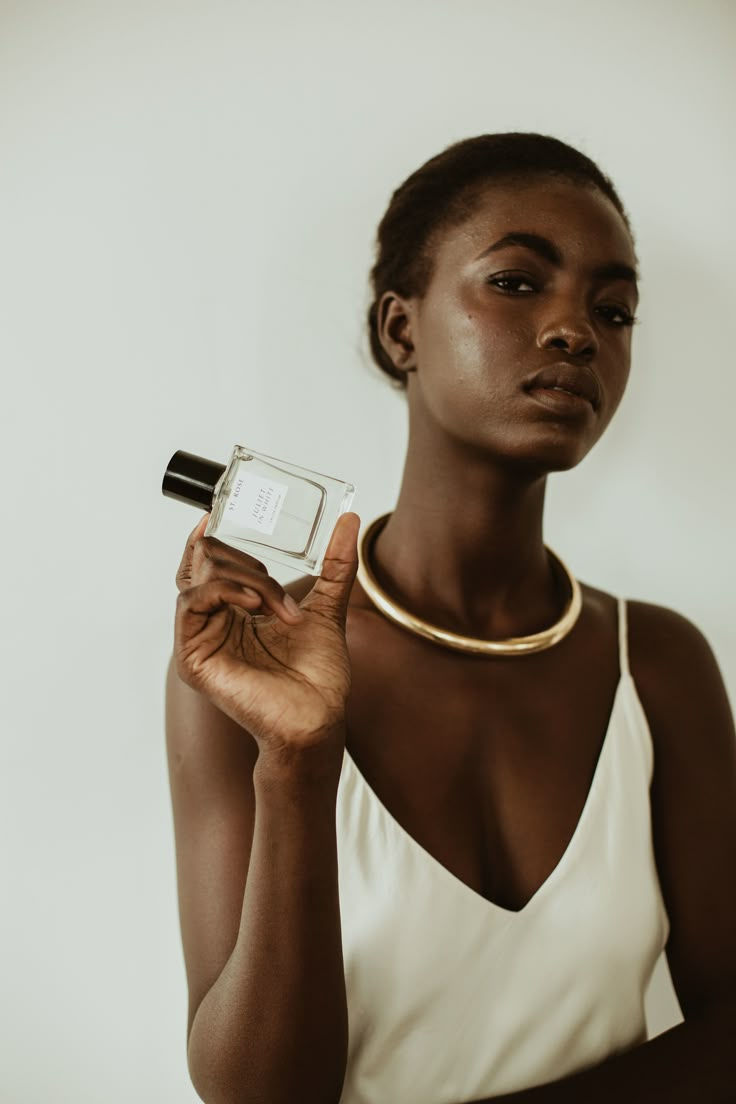 A female black model promoting Deodorant