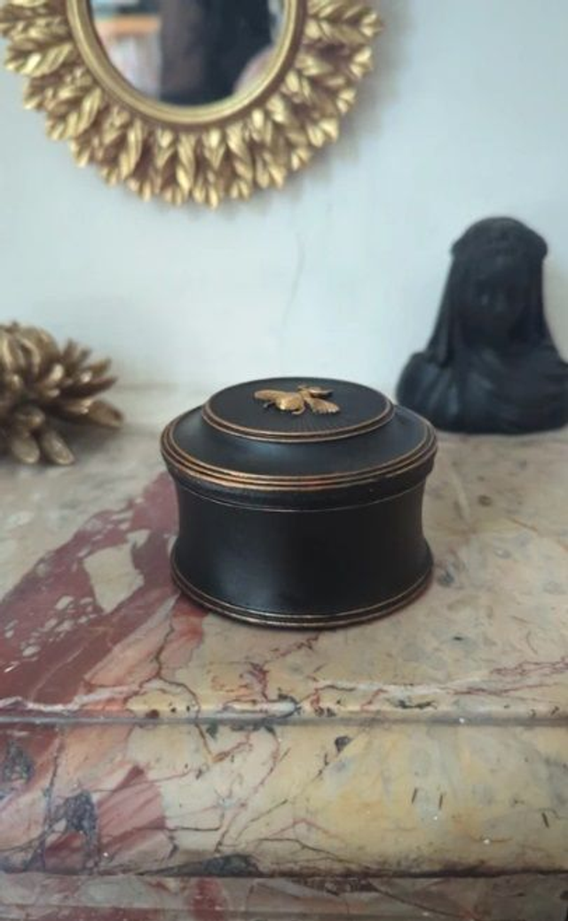 Thumbnail: Boîte décorative motif abeille