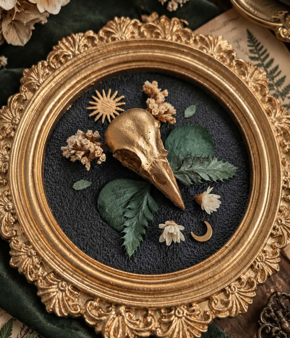 Miniature : Cadre décoratif botanique rond – Crâne doré et fleurs séchées