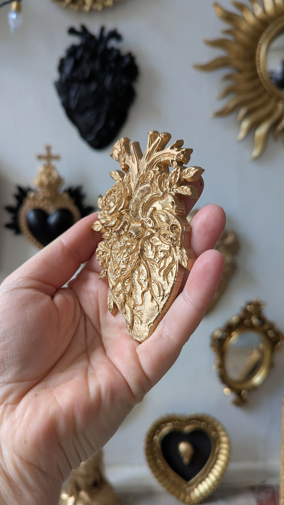 Thumbnail: Décoration murale petit coeur anatomique fleuri