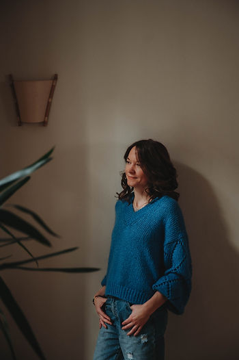 Nicole Polster – Yogalehrerin aus Grafendorf bei Hartberg – blickt achtsam durchs Fenster, Symbolbild für Yoga, Reflexion und innere Balance