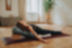 Liegende Position Yoga Raum