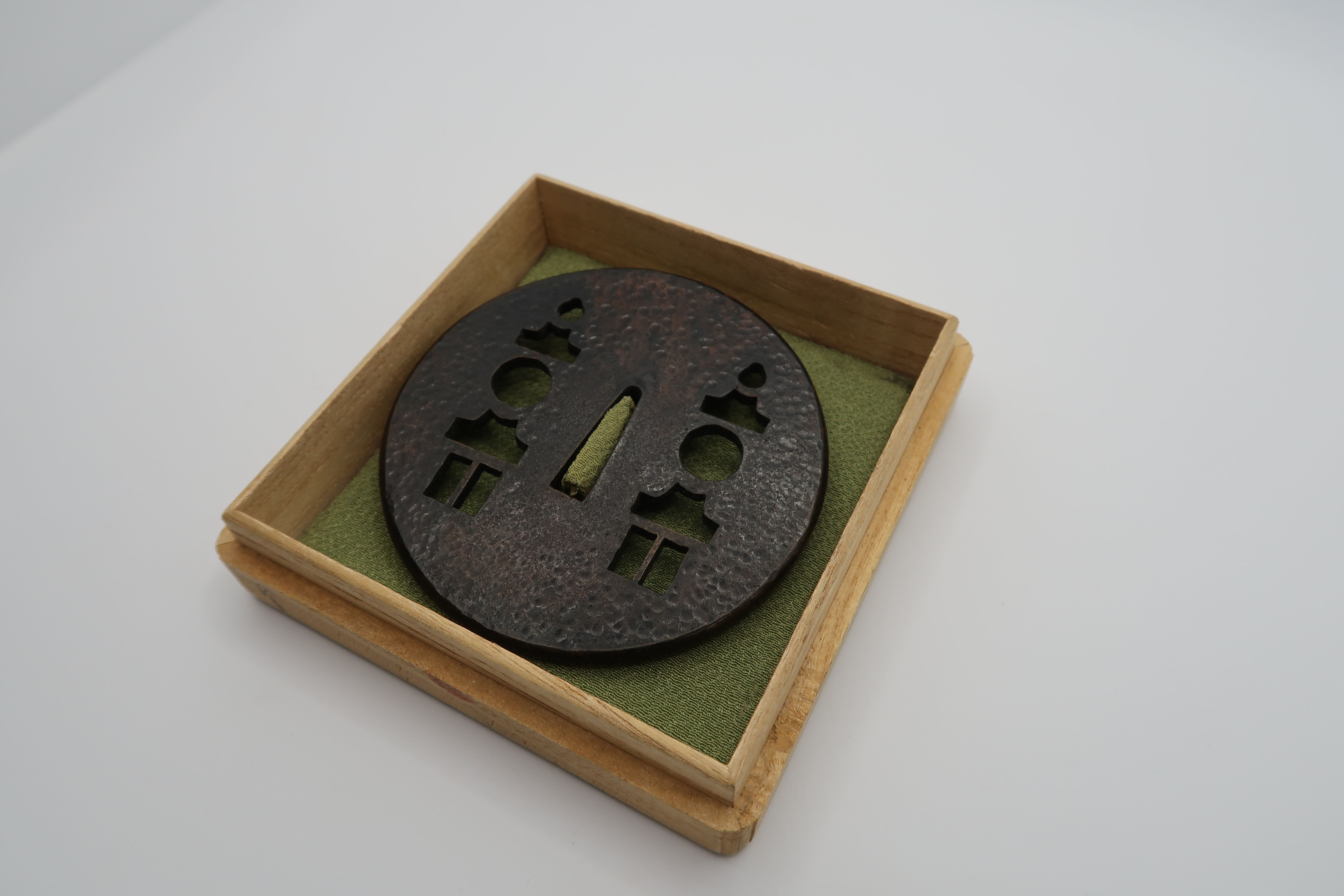 Modernes Tsuba mit Stupa-Motiv