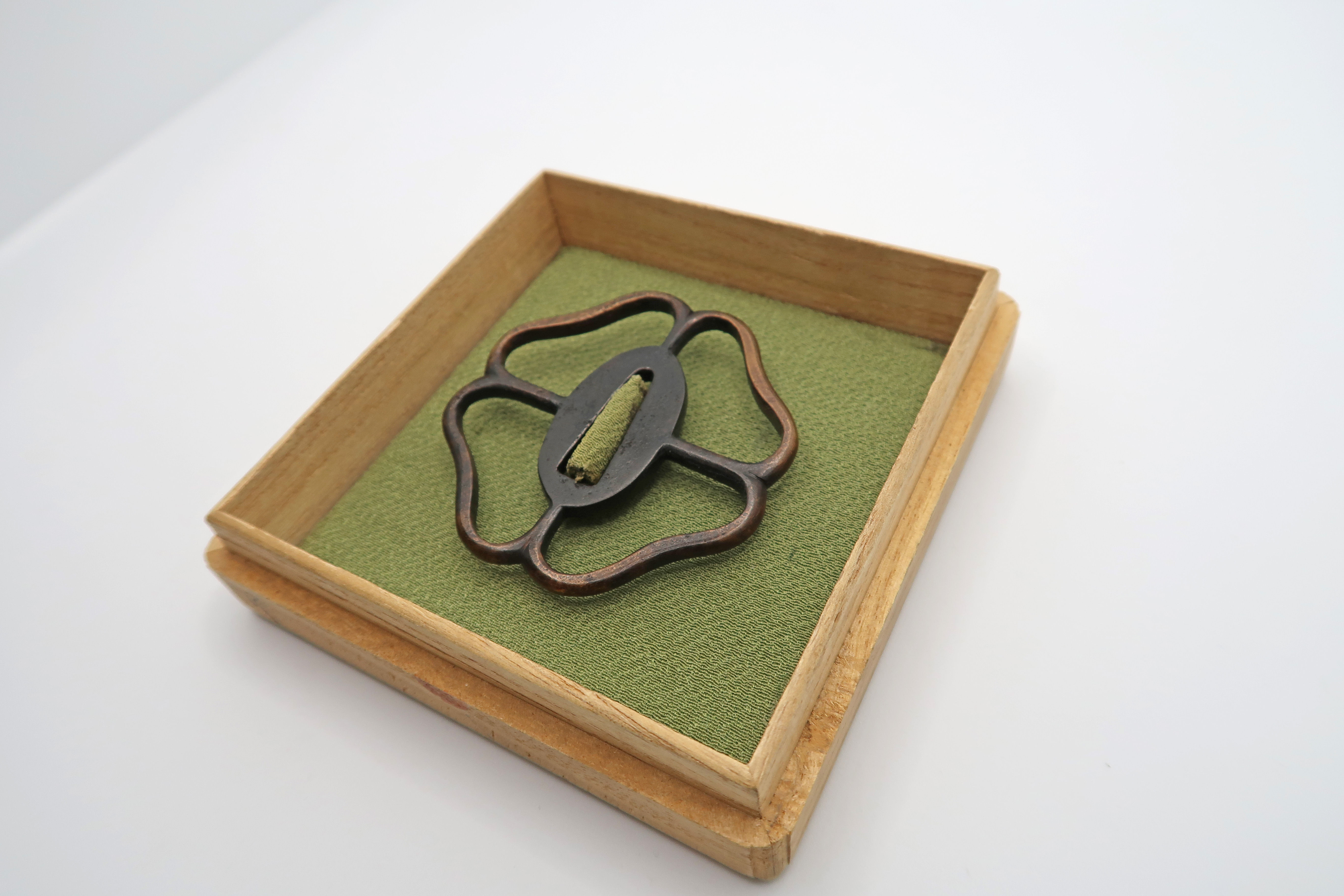 Modernes Sukashi-Tsuba für Kodachi