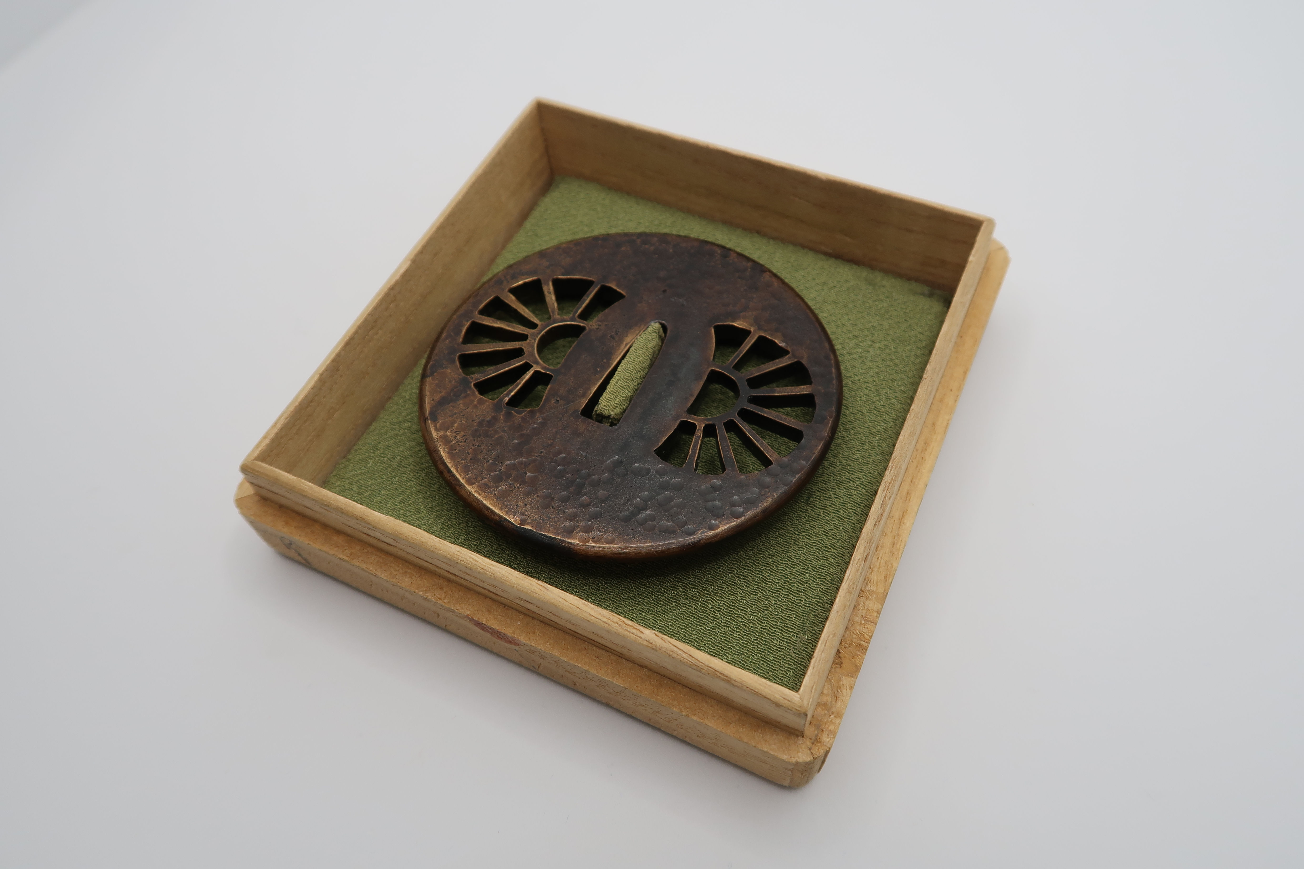 Modernes Tsuba mit Fächer-Motiv