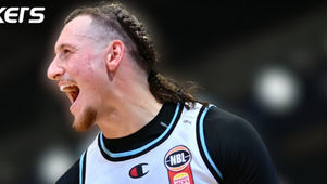 Tall Black Carlin Davison stays with NZ Breakers