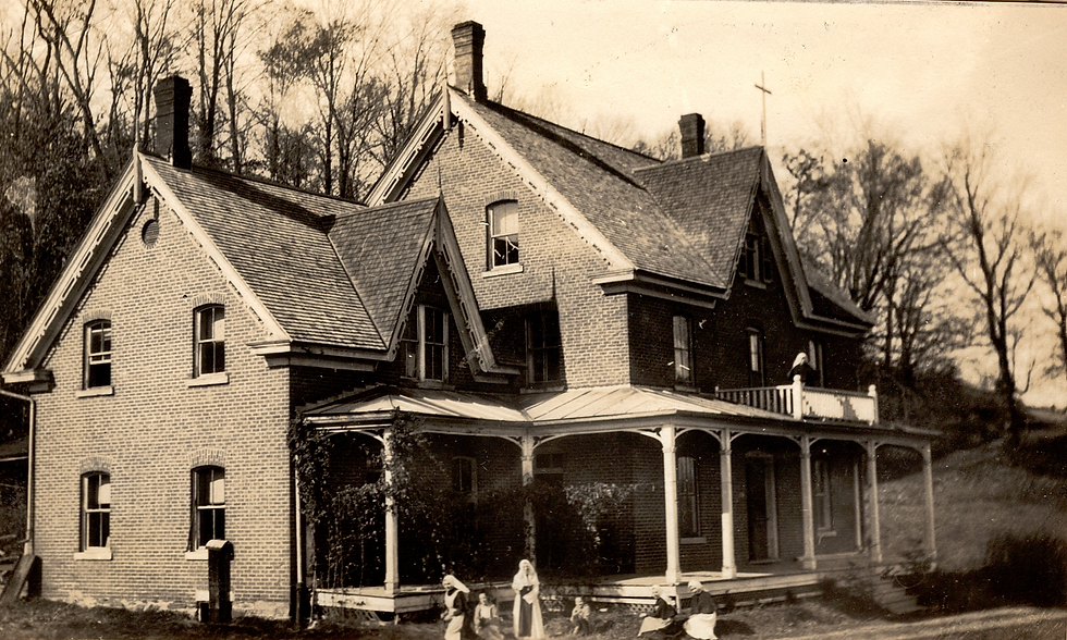 Maison située au 313, rue Queen. Plusieurs modifications et rénovations transformeront son apparence au fil des ans, jusqu'à sa destruction par le feu le 1er janvier 2003.