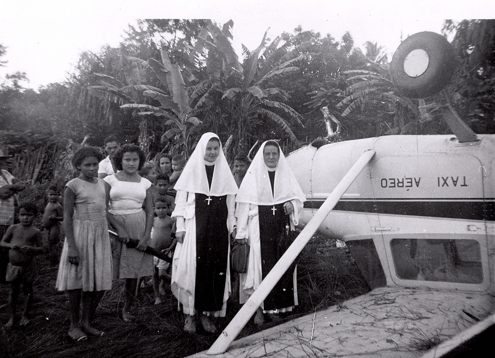 Les sœurs Gisèle Desloges et Hélène Fisher à la sortie de l'avion-taxi accidenté - 20 mars 1961.
