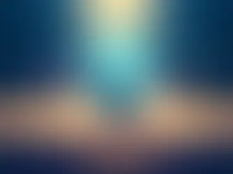 Hehkuva aivojen siluetti keskellä, ympärillä kelluvia värikkäitä palapelin paloja ja geometrisiä muotoja sinisellä taustalla.