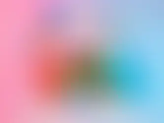 Hohtava peliohjain avoimen kuvasanakirjan vieressä, ympärillä kirjainpaloja ja puhekuplia sinisellä ja keltaisella korostettuna.