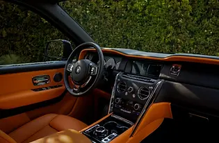 Rolls-Royce Cullinan Interior volante.webp