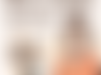 胸を抑える女性サムネ