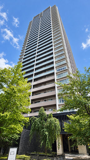 ブランズタワー芝浦 現地（2026年9月）撮影
デザインコンセプトは「東京の新しい城（CASTLE）」。世界と日本の文化が交わる芝浦の地にふさわしい、生活拠点の主役となる住まいを目指して作られたのがブランズタワー芝浦です