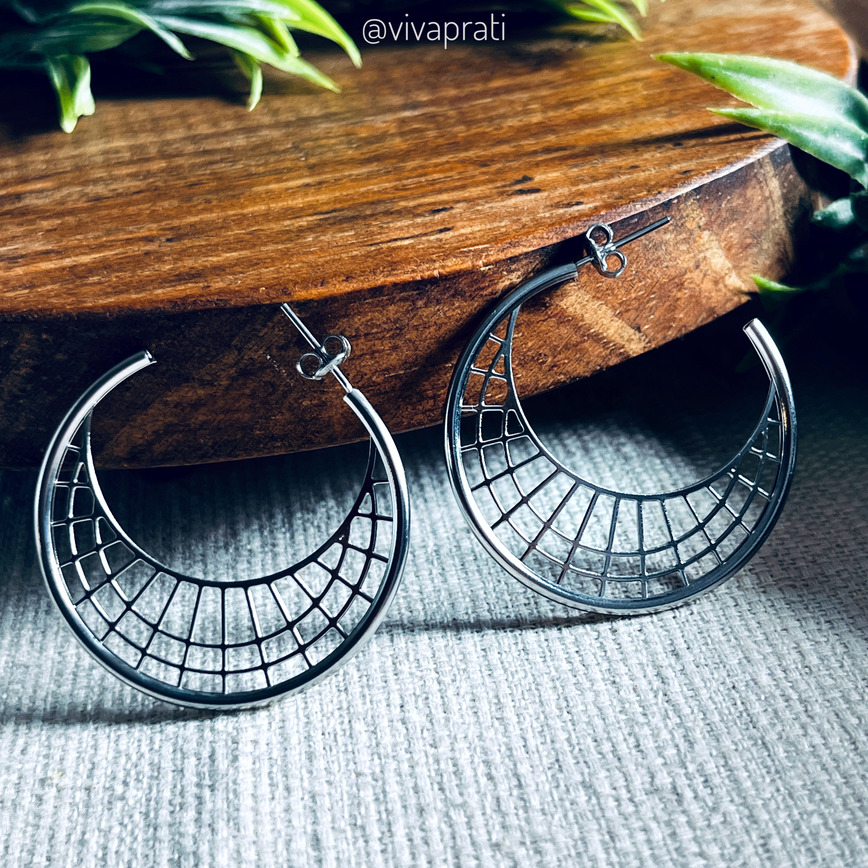 Argola Meia Lua Quadriculada,  3xR$16