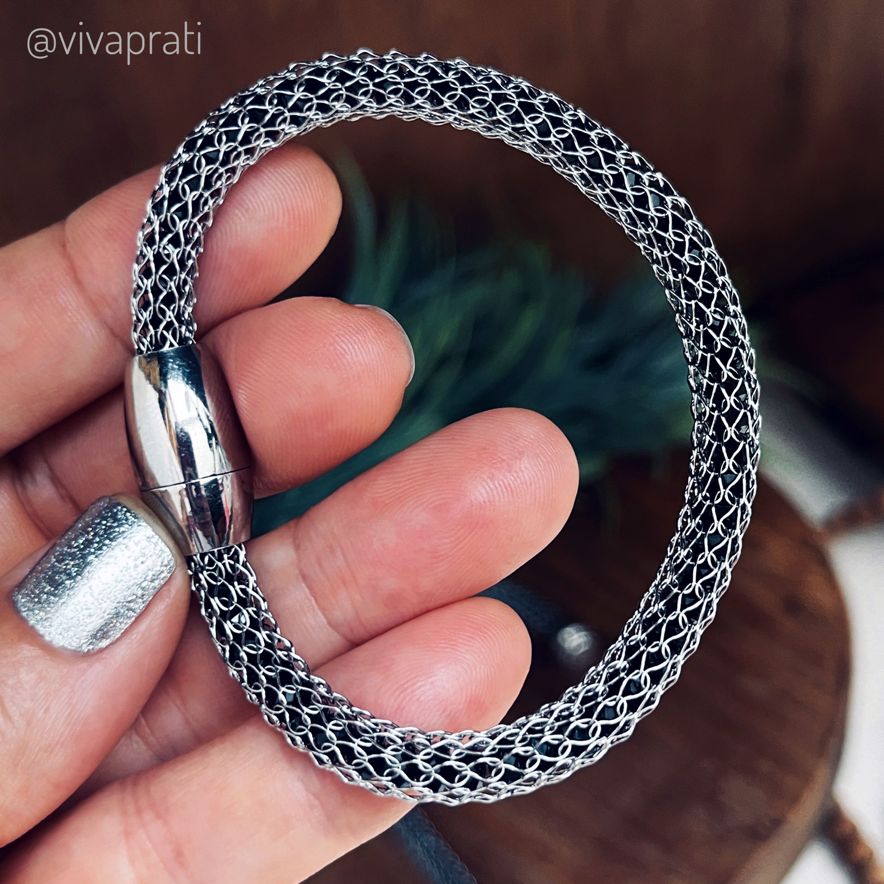 Pulseira Tubular com Pedrinhas Negras, fecho ímã, 3xR$39
