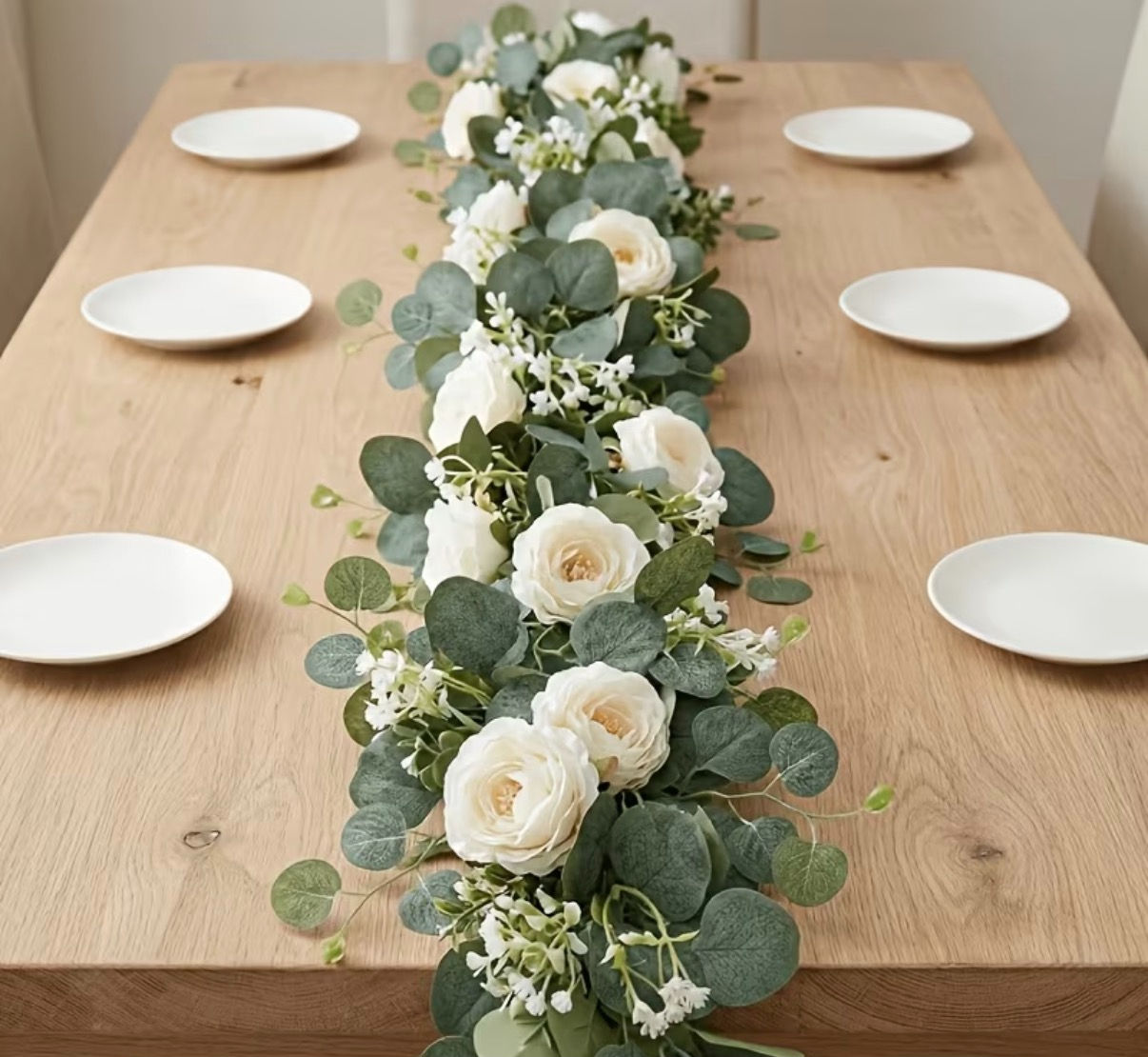 Guirlande d’eucalyptus avec fleurs blanches