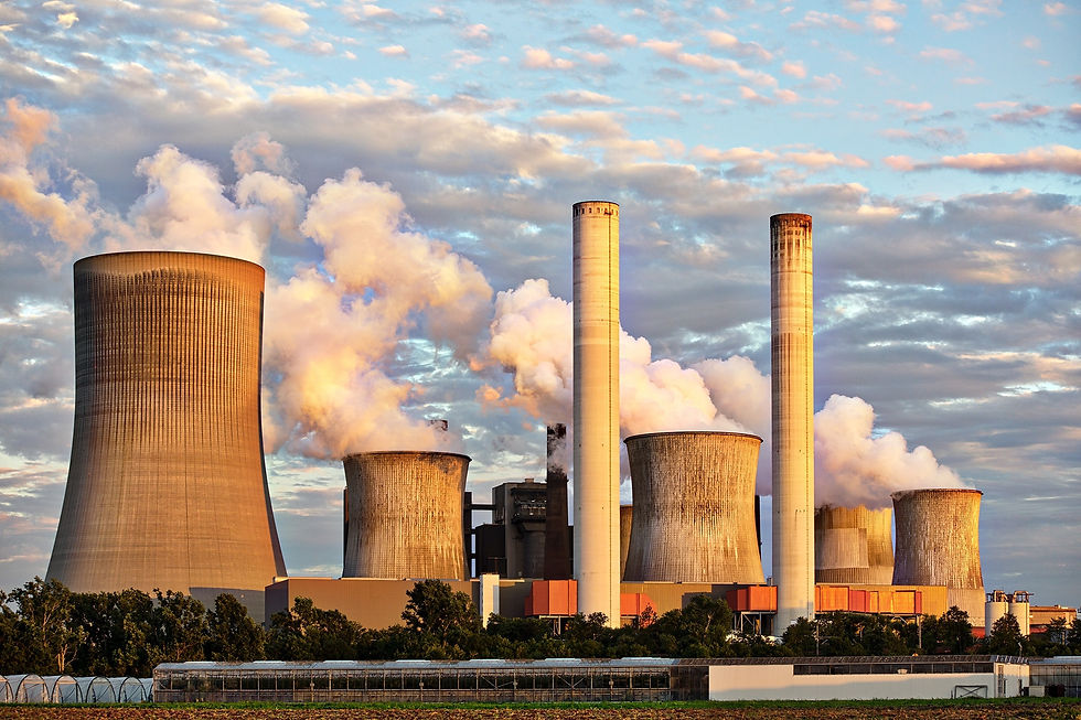 Foto de uma grande Indústria emitindo gases