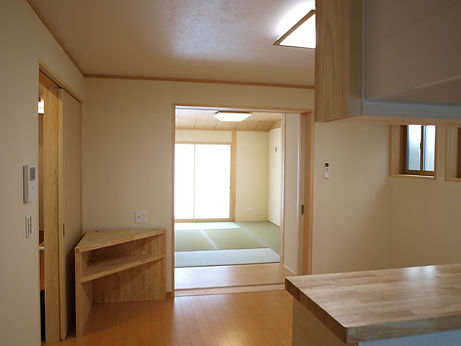 耐震等級3を取得した許容応力度設計による耐震住宅。制振装置も使用し　耐震についてはかなり配慮した住宅。内部は調質建材を使用し　過ごし易い空間。部屋も　狭さを感じさせない利用方法で無駄のないプラン。