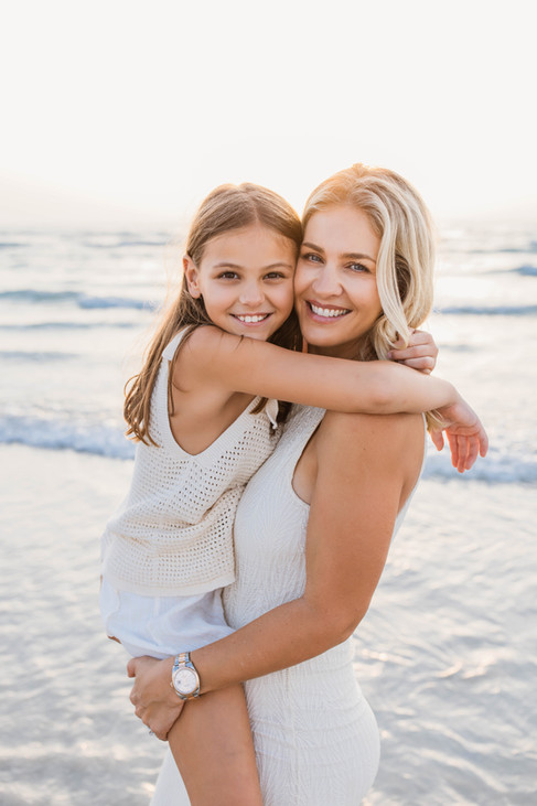 Mum and daughter portrait in Abu Dhabi in Hidd Al Saadiyat 