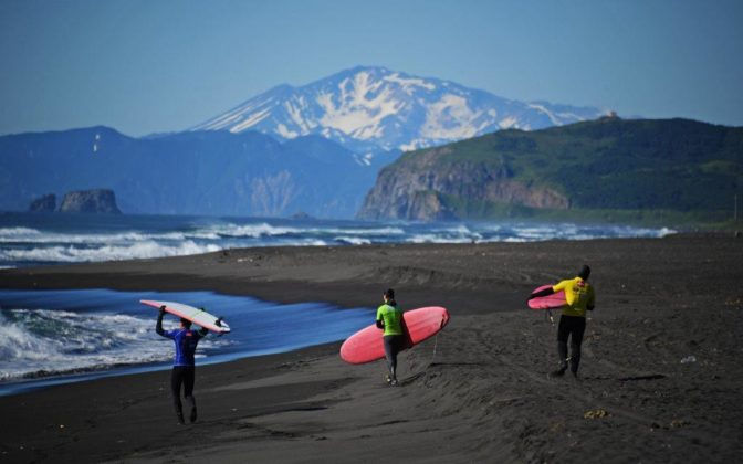Сёрферы Халатырского пляжа, первыми обнаружившие загрязнение