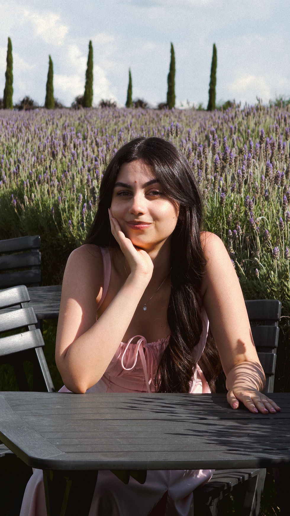 Mulher em um campo de lavandas